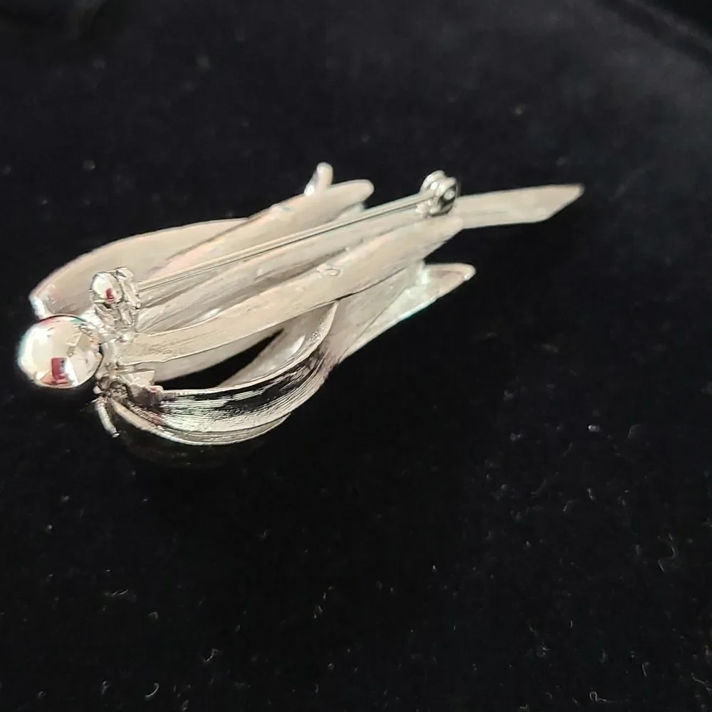 Vintage Droopy Daisy Brooch